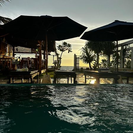 White Sand Villa - Beach Front Хиккадува Экстерьер фото