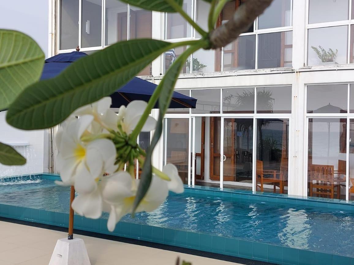 White Sand Villa - Beach Front Хиккадува Экстерьер фото