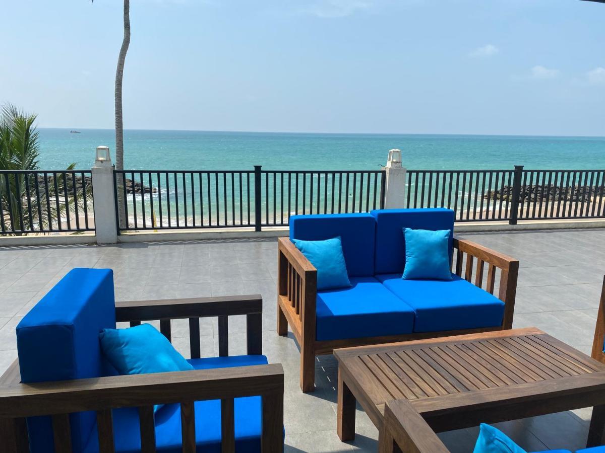 White Sand Villa - Beach Front Хиккадува Экстерьер фото