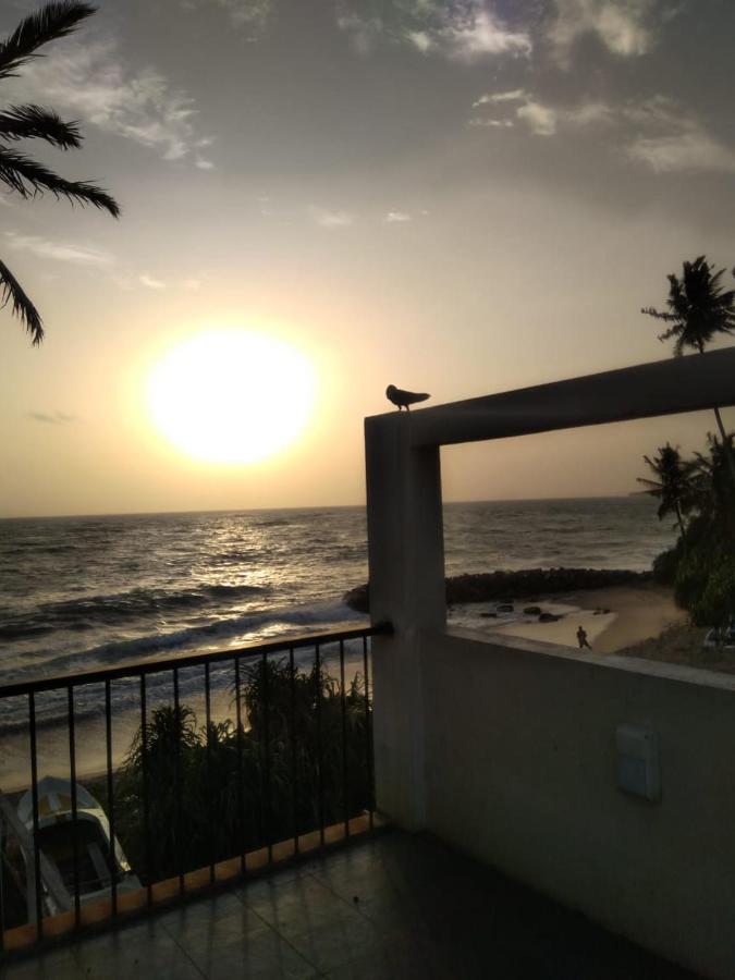 White Sand Villa - Beach Front Хиккадува Экстерьер фото