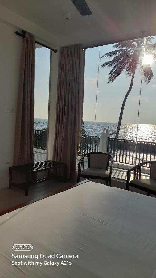 White Sand Villa - Beach Front Хиккадува Экстерьер фото