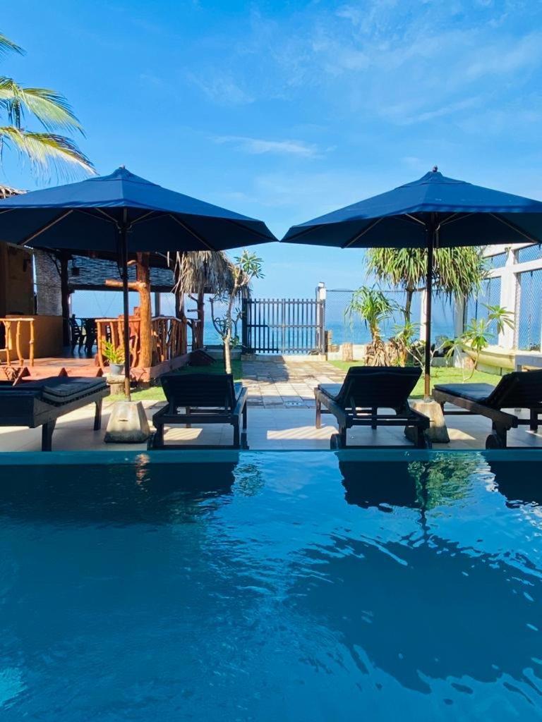 White Sand Villa - Beach Front Хиккадува Экстерьер фото