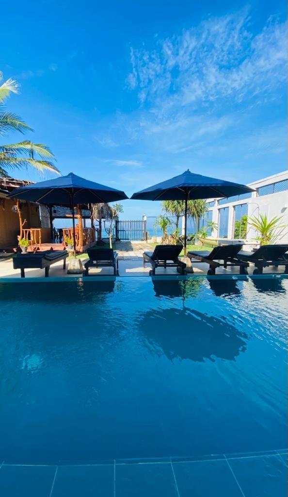 White Sand Villa - Beach Front Хиккадува Экстерьер фото