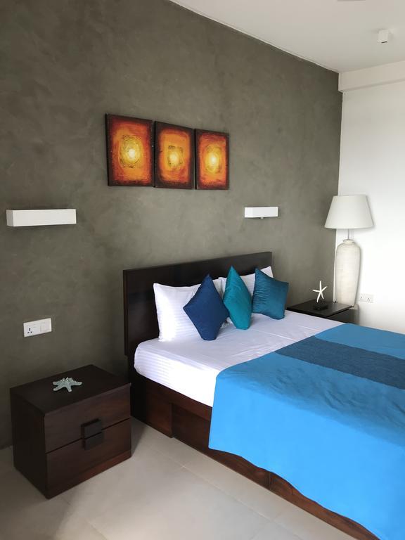 White Sand Villa - Beach Front Хиккадува Экстерьер фото