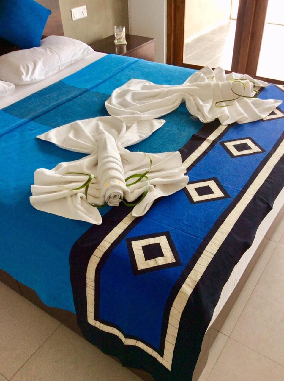 White Sand Villa - Beach Front Хиккадува Экстерьер фото