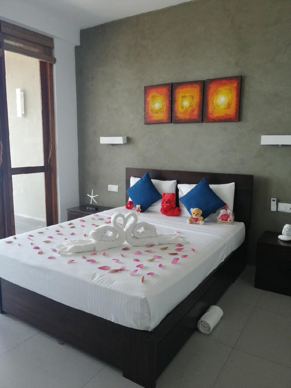 White Sand Villa - Beach Front Хиккадува Экстерьер фото