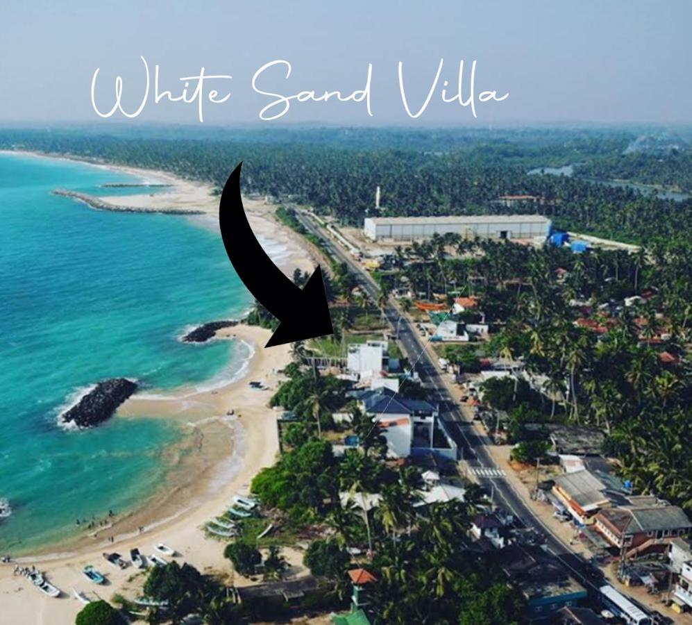 White Sand Villa - Beach Front Хиккадува Экстерьер фото